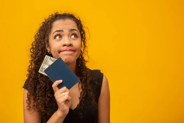 Mulher Bonita Com Cabelo Encaracolado Segurando Passaporte Dinheiro Pensando Sua — Fotografia de Stock