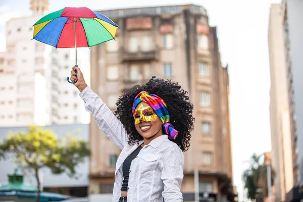 Jeune Femme Bouclée Célébrant Fête Carnaval Brésilien Avec Parapluie Frevo — Photo