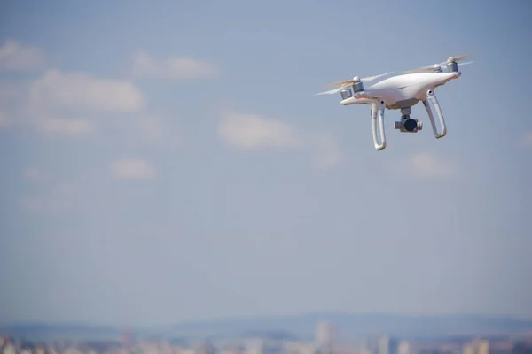Drone Bianco Che Vola Sfondo Cielo Blu — Foto Stock