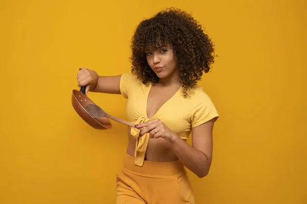 Young Latin Curly Woman Posing Frying Pan Spatula Bright Yellow — Stock Photo, Image