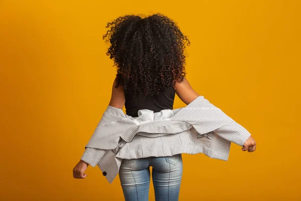 Joven Mujer Negra Espalda Con Peinado Afro Sobre Fondo Amarillo — Foto de Stock