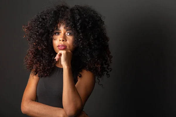 Mujer Afroamericana Joven Con Pelo Rizado Mirando Cámara Sonriendo Linda —  Fotos de Stock