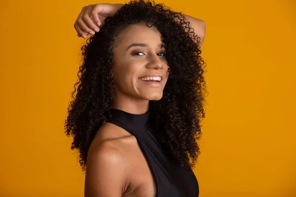 Young Afro American Woman Curly Hair Looking Camera Smiling Cute — Stock Photo, Image