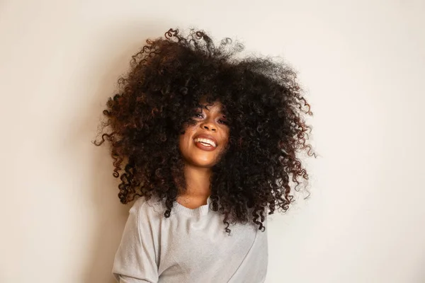 Skönhetsporträtt Afrikansk Amerikansk Kvinna Med Afro Frisyr Och Glamour Makeup — Stockfoto