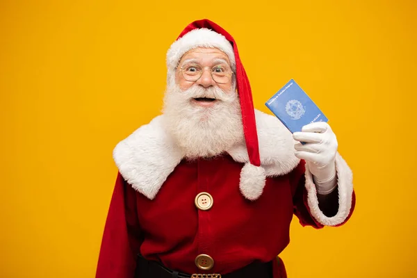 Santa Claus Držitelem Brazilského Pasu Novoroční Koncept Cestování Santa Claus — Stock fotografie