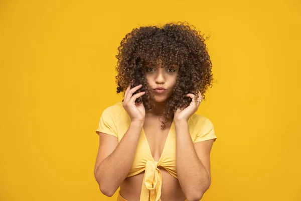 Jovem Latina Encaracolado Mulher Posando Fundo Amarelo Brilhante — Fotografia de Stock