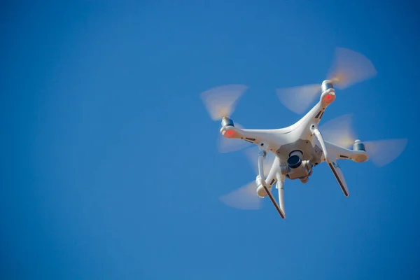 Vit Drönare Flyger Blå Himmel Bakgrund — Stockfoto