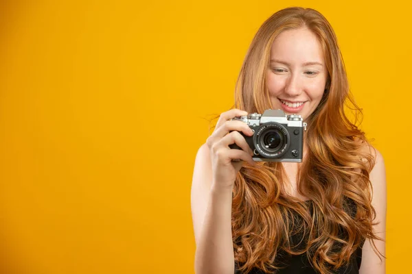 Photo Une Adorable Rousse Portant Des Vêtements Noirs Tenant Appareil — Photo