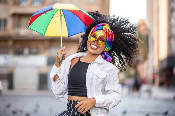 Jovem Mulher Cabelo Encaracolado Comemorando Festa Carnaval Brasileira Com Guarda — Fotografia de Stock