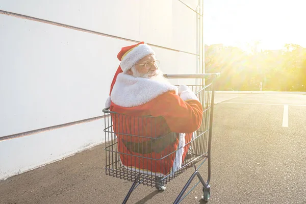Carrello Del Supermercato Con Babbo Natale Dentro Shopping Natale Concetto — Foto Stock