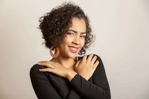 Hermosa Mujer Afro Sonriendo Cámara —  Fotos de Stock