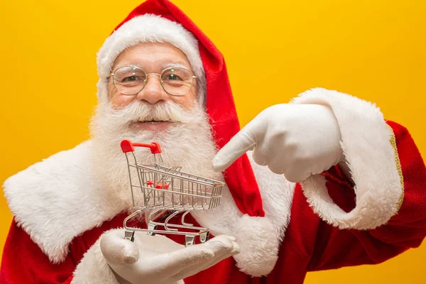 Babbo Natale Supermercato Sta Mostrando Mini Carrello Natale Shopping Concept — Foto Stock