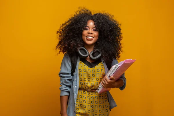 Estudante Feminina Campus Com Livros Nos Braços Fundo Amarelo — Fotografia de Stock