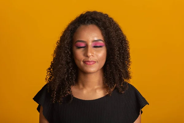 Junge Schwarze Frau Auf Dem Rücken Mit Afrofrisur Auf Gelbem — Stockfoto