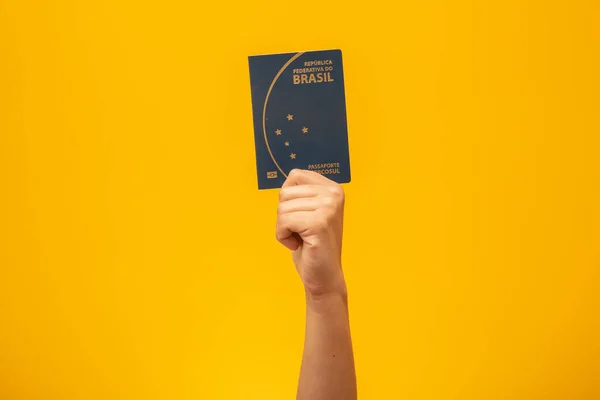Menina Com Passaporte Brasileiro — Fotografia de Stock