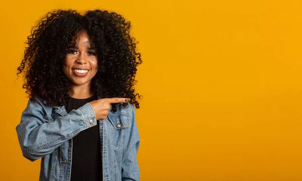 Mulher Afro Alegre Aponta Para Longe Espaço Cópia Discute Incrível — Fotografia de Stock