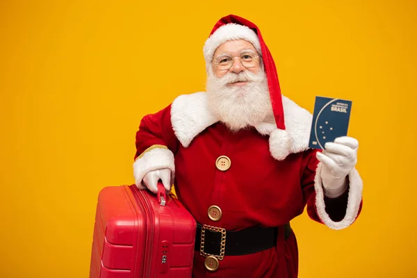 Santa Claus Svým Kufrem Drží Brazilský Pas Novoroční Koncept Cestování — Stock fotografie