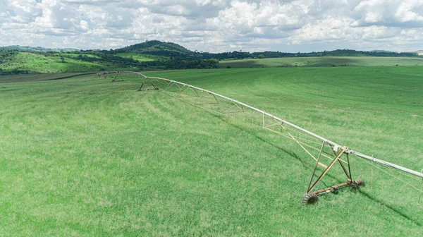 晴れた夏の日に農業灌漑システム センターピボットスプリンクラーシステムの空中ビュー — ストック写真