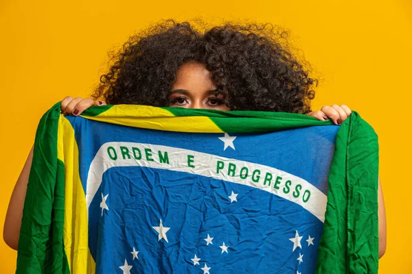 Tajemná Černoška Brazilskou Vlajkou Před Obličejem Brazílie Barvy Pozadí Zelená — Stock fotografie