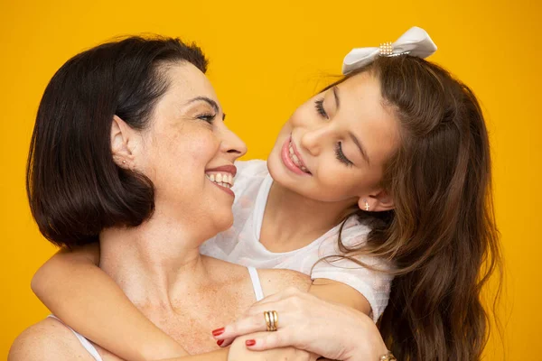 Concepto Del Día Las Madres Madre Hija Abrazándose — Foto de Stock