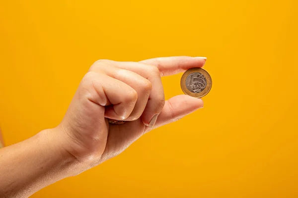 Hand Met Een Echte Munt Van Brazilië Gele Achtergrond Financieel — Stockfoto