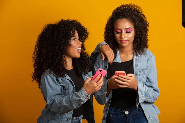 Imagen Emocionado Afro Jóvenes Amigas Aisladas Sobre Fondo Amarillo Pared —  Fotos de Stock