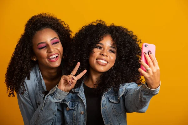Duas Meninas Afro Americanas Tirando Fotos Selfie Com Seu Telefone — Fotografia de Stock