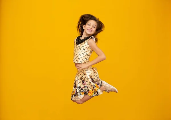 Portret Van Een Vrolijk Lachend Meisje Gele Achtergrond — Stockfoto