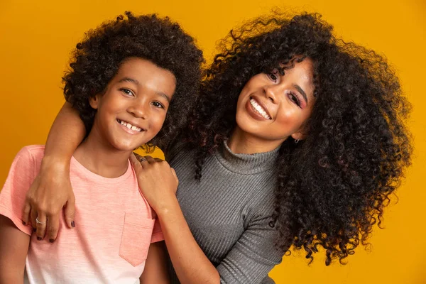 Retrato Jovem Mãe Afro Americana Com Filho Menor Fundo Amarelo — Fotografia de Stock