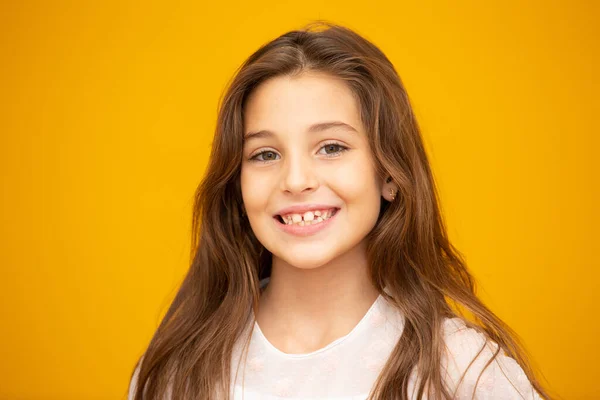 Retrato Uma Menina Sorridente Feliz Fundo Amarelo — Fotografia de Stock