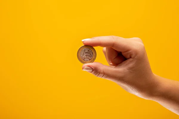 Hand Met Een Echte Munt Van Brazilië Gele Achtergrond Financieel — Stockfoto