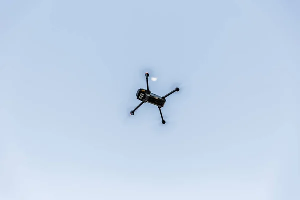 Vista Inferiore Del Drone Che Vola Sfondo Cielo Blu — Foto Stock