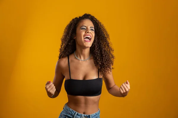 Abrumada Emocionado Sonriente Afro Feliz Pelo Rizado Chica Celebrando Noticias — Foto de Stock