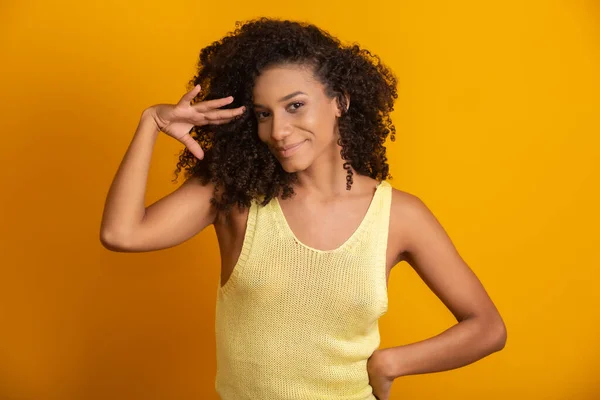 Jovem Afro Americana Com Cabelo Encaracolado Olhando Para Câmera Sorrindo — Fotografia de Stock