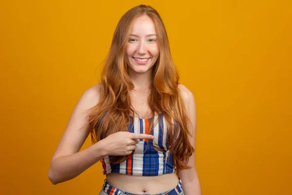 Stüdyo Sarı Arka Plandaki Kızıl Saçlı Bir Kız Tanıtım Içeriği — Stok fotoğraf