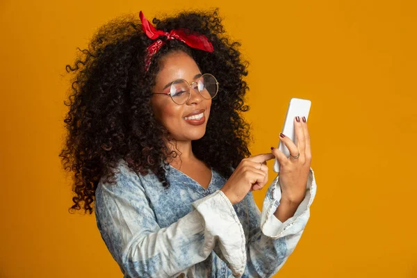 Studyjny Strzał Zabawy Cute Afryki Dziewczyna Afro Fryzury Gospodarstwa Smartfon — Zdjęcie stockowe