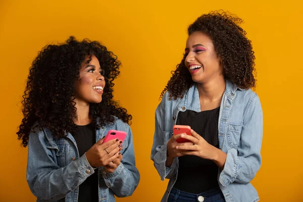 Imagen Emocionado Afro Jóvenes Amigas Aisladas Sobre Fondo Amarillo Pared —  Fotos de Stock