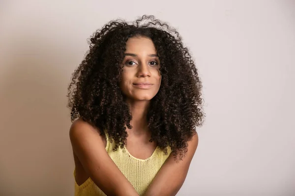 Молодая Афро Американка Вьющимися Волосами Смотрит Камеру Улыбается Симпатичная Афро — стоковое фото