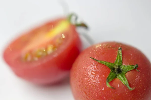 Makroaufnahme Reifer Roter Tomaten Auf Weißem Tischhintergrund — Stockfoto