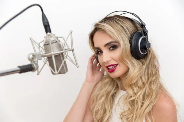 Mikrofonun Önünde Kulaklığı Olan Genç Bir Kadın Şarkıcının Portresi Mutluluk — Stok fotoğraf