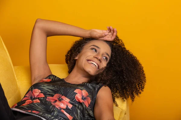 Junge Afroamerikanerin Mit Lockigem Haar Die Die Kamera Schaut Und — Stockfoto