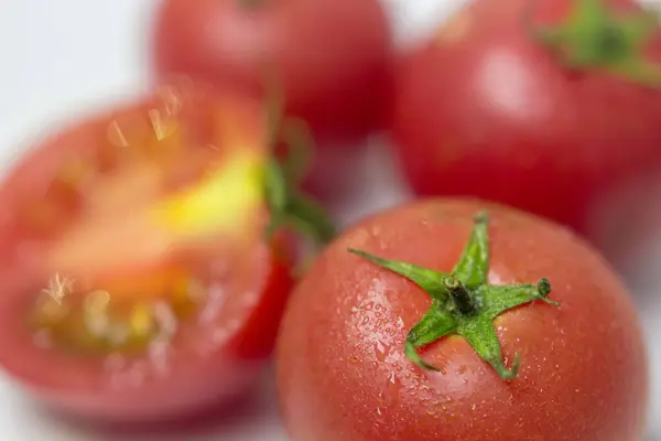 Makro Laukaus Kypsiä Punaisia Tomaatteja Valkoinen Pöytä Tausta — kuvapankkivalokuva