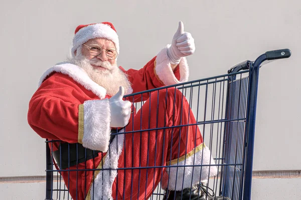 Carrello Del Supermercato Con Babbo Natale Dentro Pollice Alto Shopping — Foto Stock