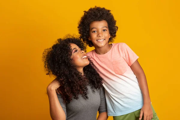 Retrato Jovem Mãe Afro Americana Com Filho Menor Fundo Amarelo — Fotografia de Stock