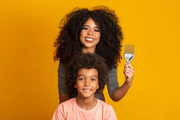 Νεαροί Αφροαμερικανοί Χτενίζουν Μαλλιά Τους Απομονωμένα Πιρούνι Για Χτένισμα Κατσαρών — Φωτογραφία Αρχείου
