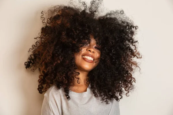 Skönhetsporträtt Afrikansk Amerikansk Kvinna Med Afro Frisyr Och Glamour Makeup — Stockfoto