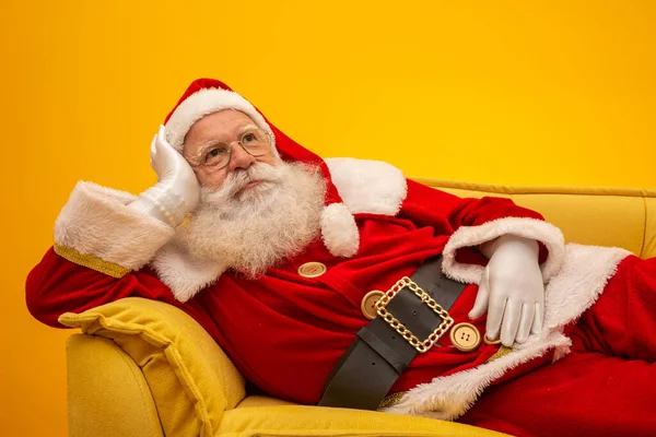 Santa Claus Sedí Žlutém Gauči Žlutém Pozadí Kopírovacím Prostorem Žlutá — Stock fotografie