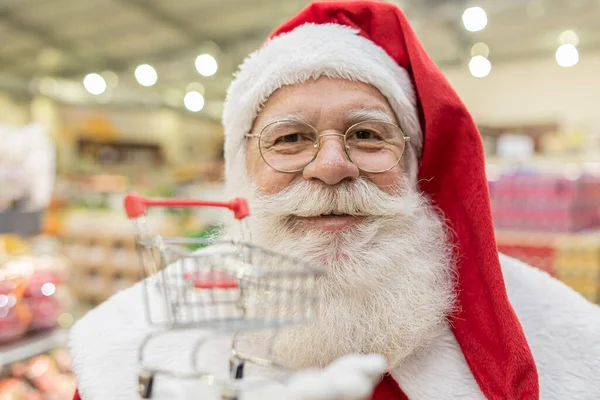 Babbo Natale Che Spesa Supermercato Sta Mostrando Mini Carrello Natale — Foto Stock