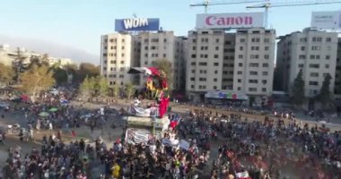 Brezilya meydanında bayraklarla protesto eden bir kalabalık.