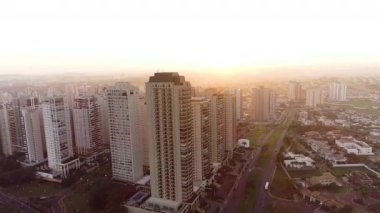 Gündüz şehrin hava görüntüsü